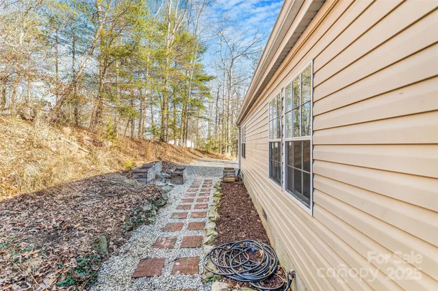 $300,000 | 140 Crows Nest Road, Hendersonville, NC 28791