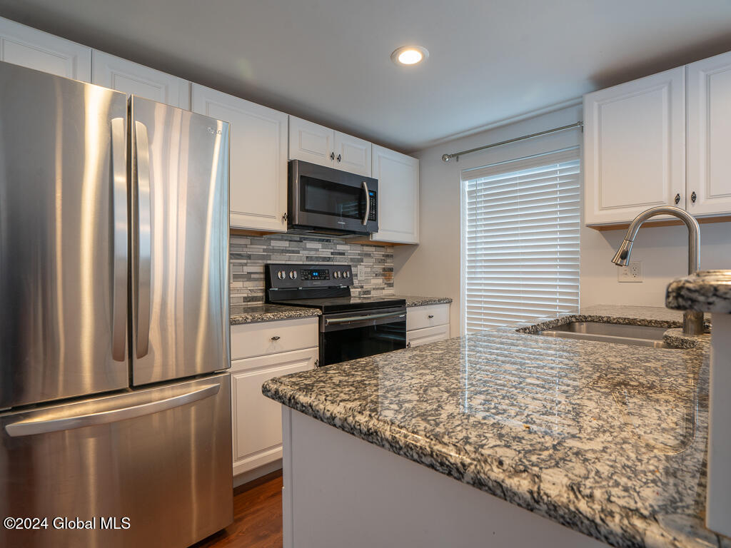 80 Thimbleberry Road Malta, NY 12020 - Photo 7 of 32 DSC06589-2