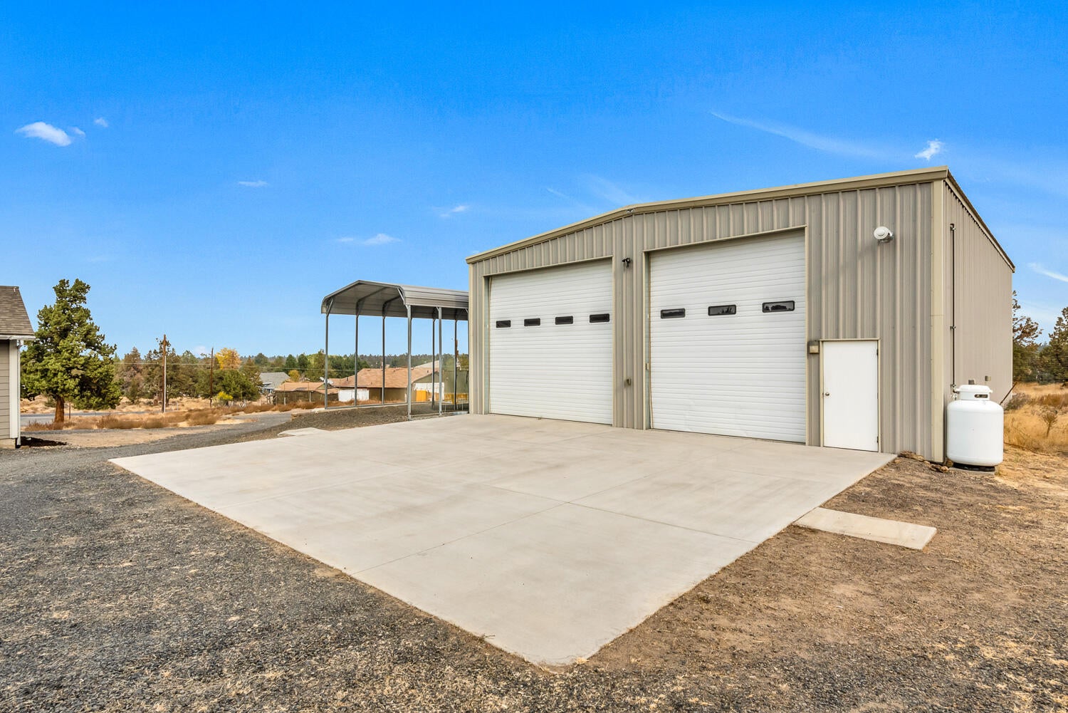 21305 Southwest Gift Road Bend, OR 97703 - Photo 38 of 46 38 2000 sq ft Shop w/ 3 Doors