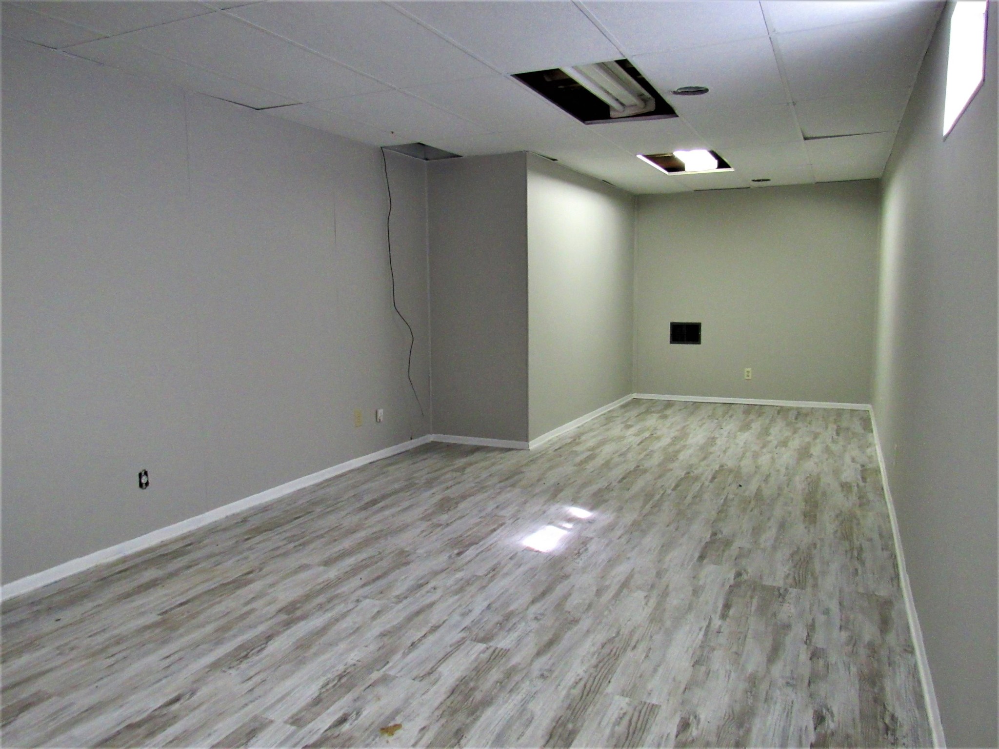 103 East Price Road Oak Ridge, TN 37830 - Photo 28 of 37 a view of empty room with wooden floor