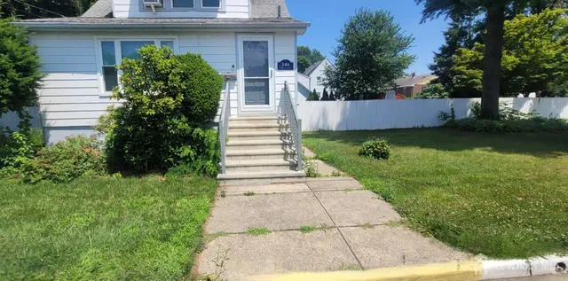 a view of a back yard