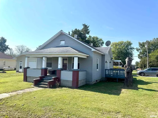 a front view of house with yard and entertaining space