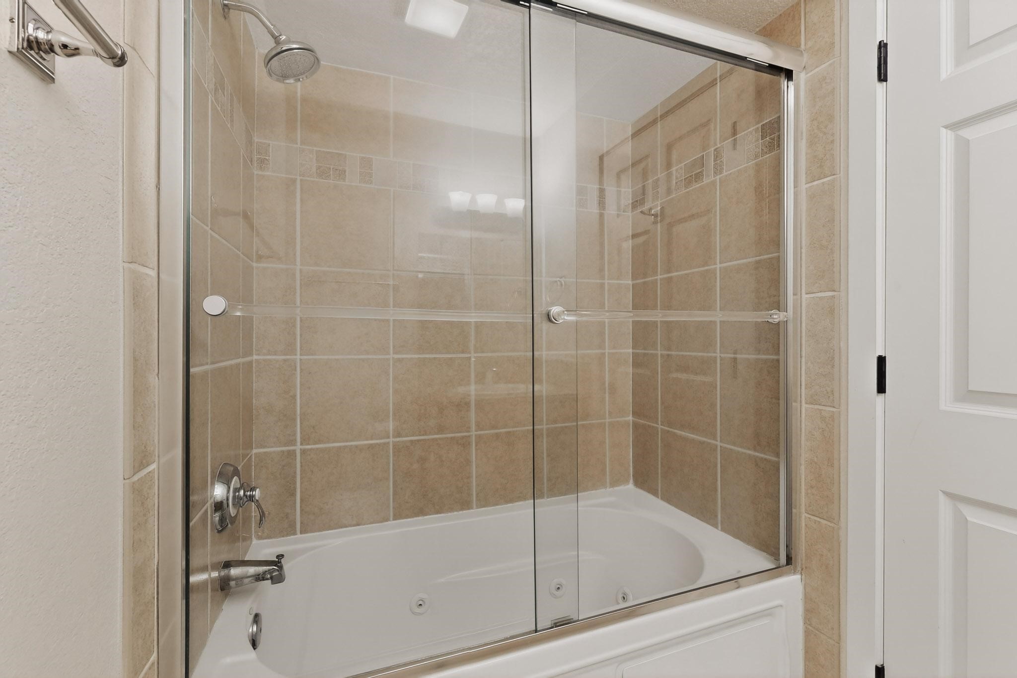 601 West San Mateo Road, Unit 27 Santa Fe, NM 87505 - Photo 21 of 27 Primary Bathroom - Tub/Shower