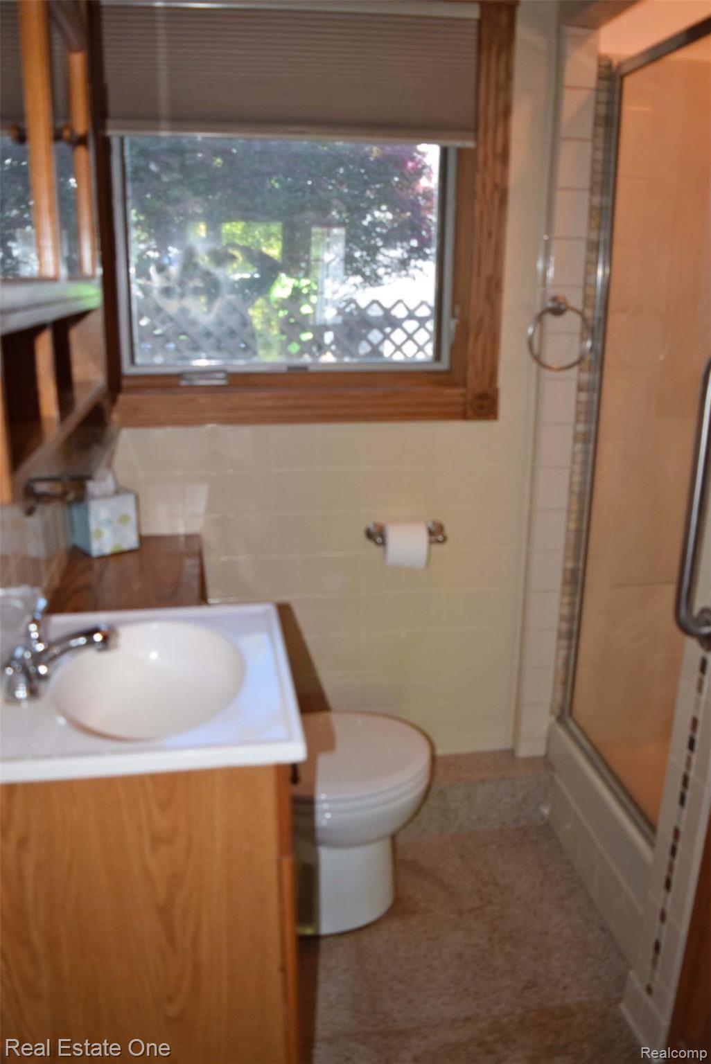 6310 Greer Road West Bloomfield, MI 48324 - Photo 26 of 33 Second bath has a shower.
