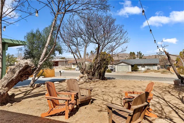 a view of a yard with a house