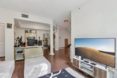 $300,000 | 533 Northeast 3rd Avenue, Unit 321, Fort Lauderdale, FL 33301