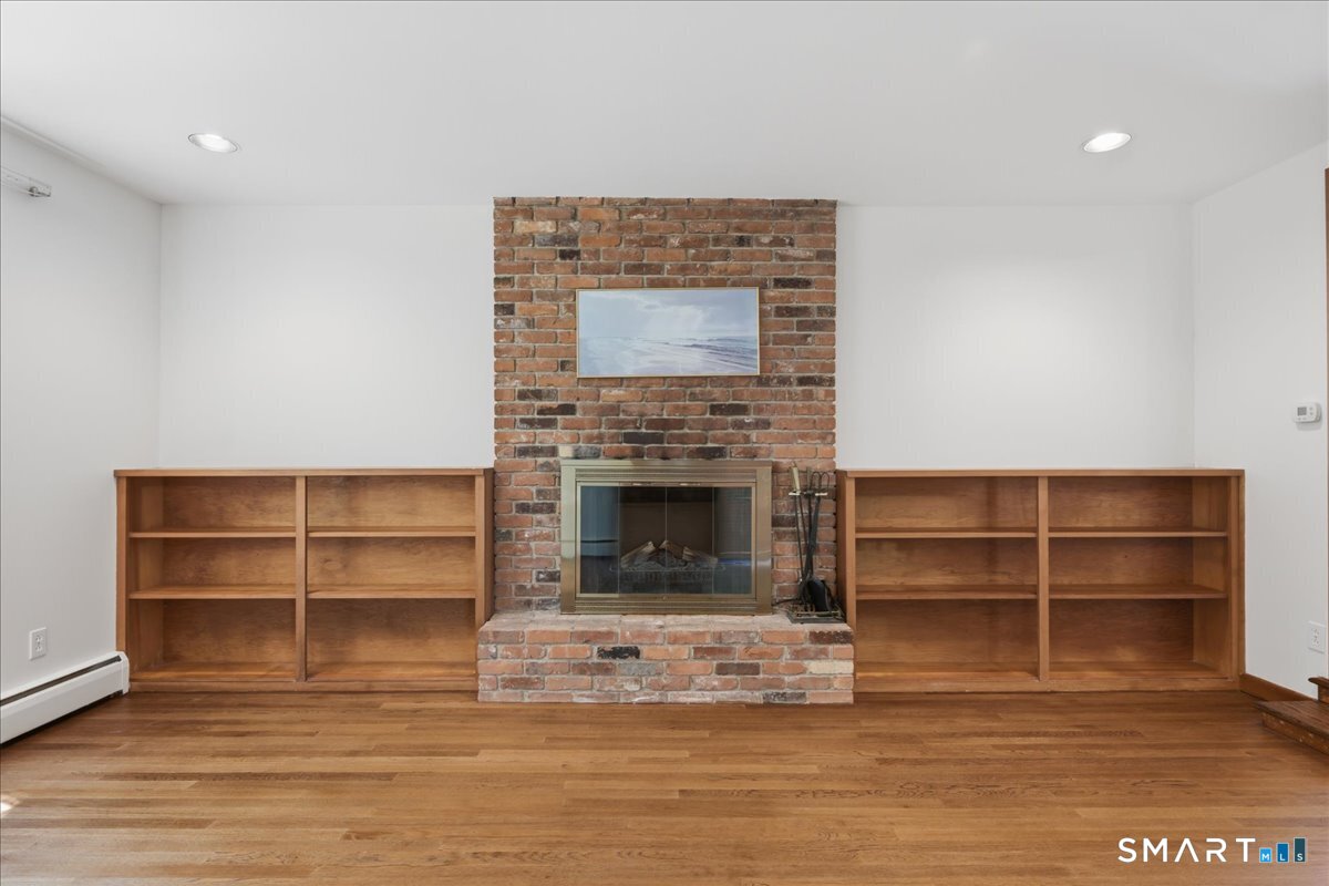 8 Roxbury Court East Lyme, CT 06357 - Photo 9 of 39