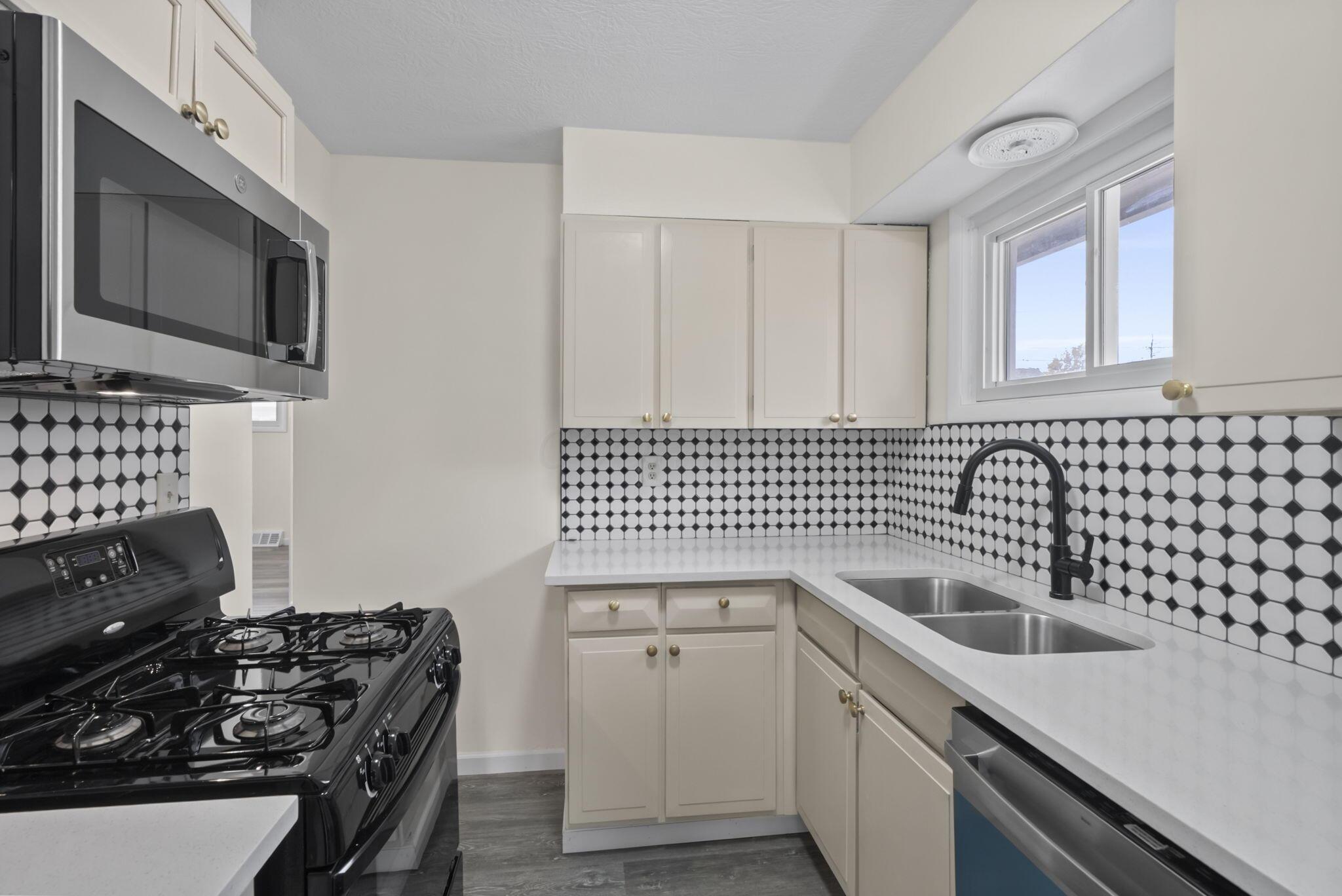 673 Roth Avenue Columbus, OH 43228 - Photo 8 of 26 Kitchen