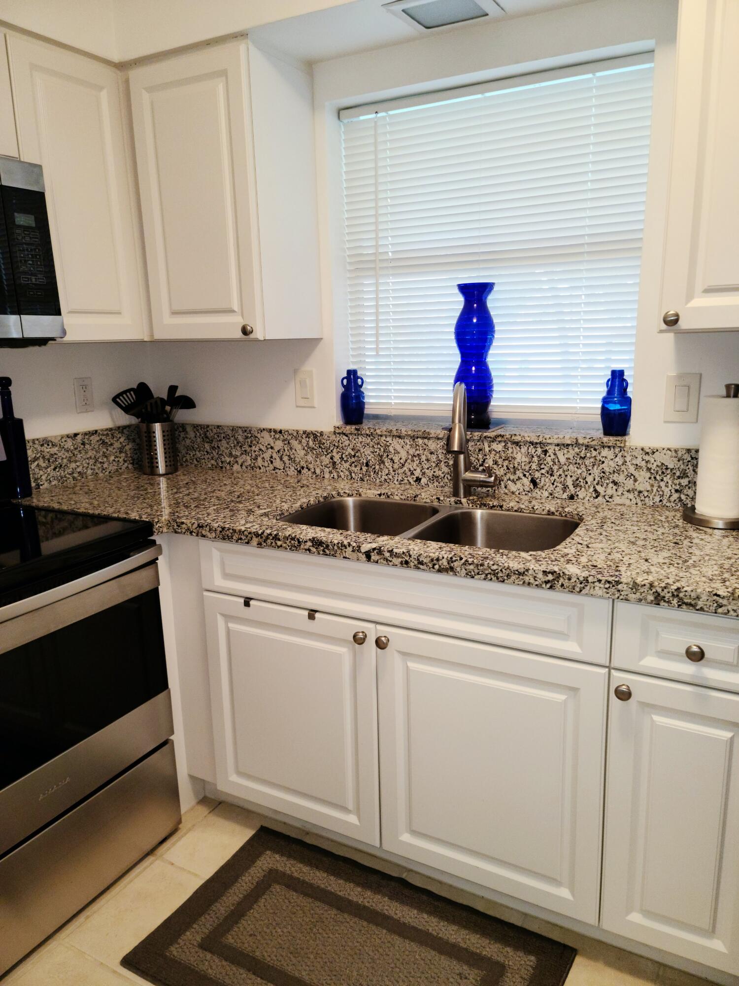 6811 Northwest 75th Street Tamarac, FL 33321 - Photo 15 of 17 Kitchen (2)