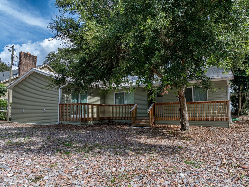 a view of a backyard