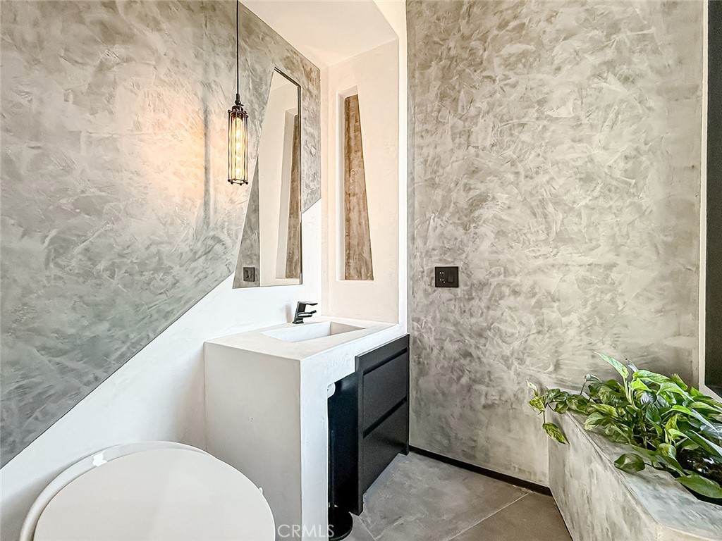 2514 Cayman Road Malibu, CA 90265 - Photo 33 of 73 a bathroom with a sink a toilet and a bathtub