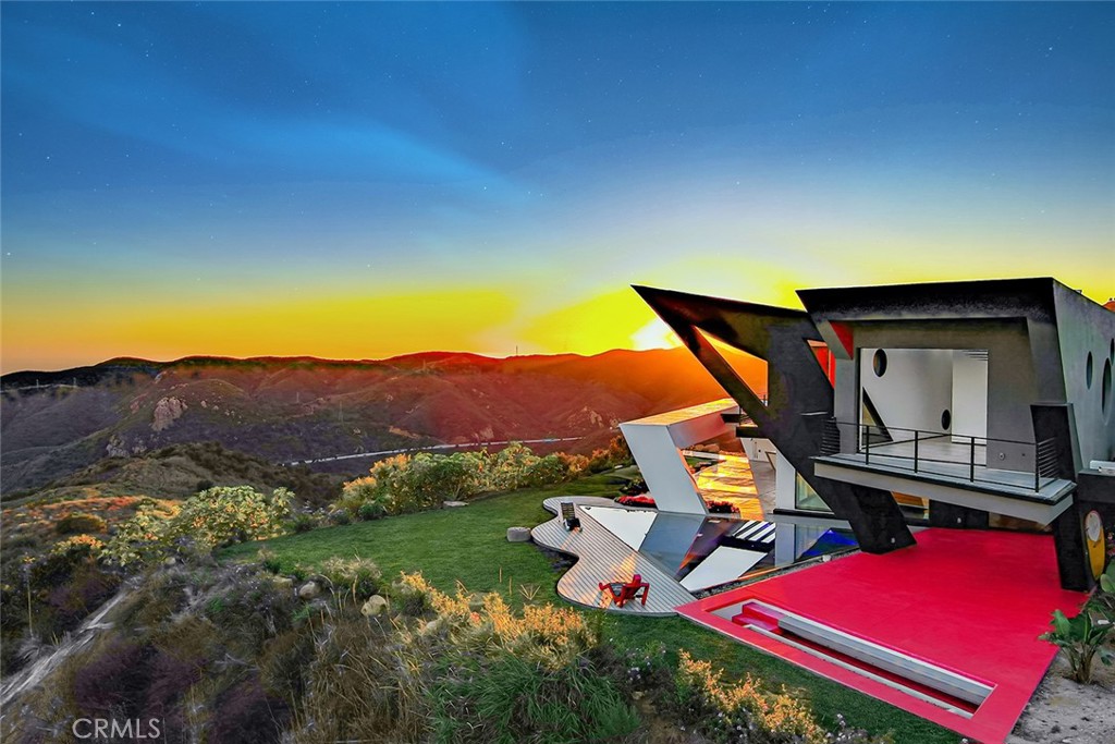 2514 Cayman Road Malibu, CA 90265 - Photo 5 of 73 a backyard of a house with table and chairs