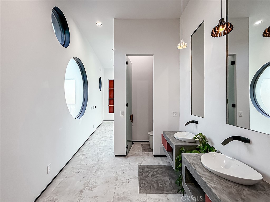 2514 Cayman Road Malibu, CA 90265 - Photo 53 of 73 a very nice looking room with a chair