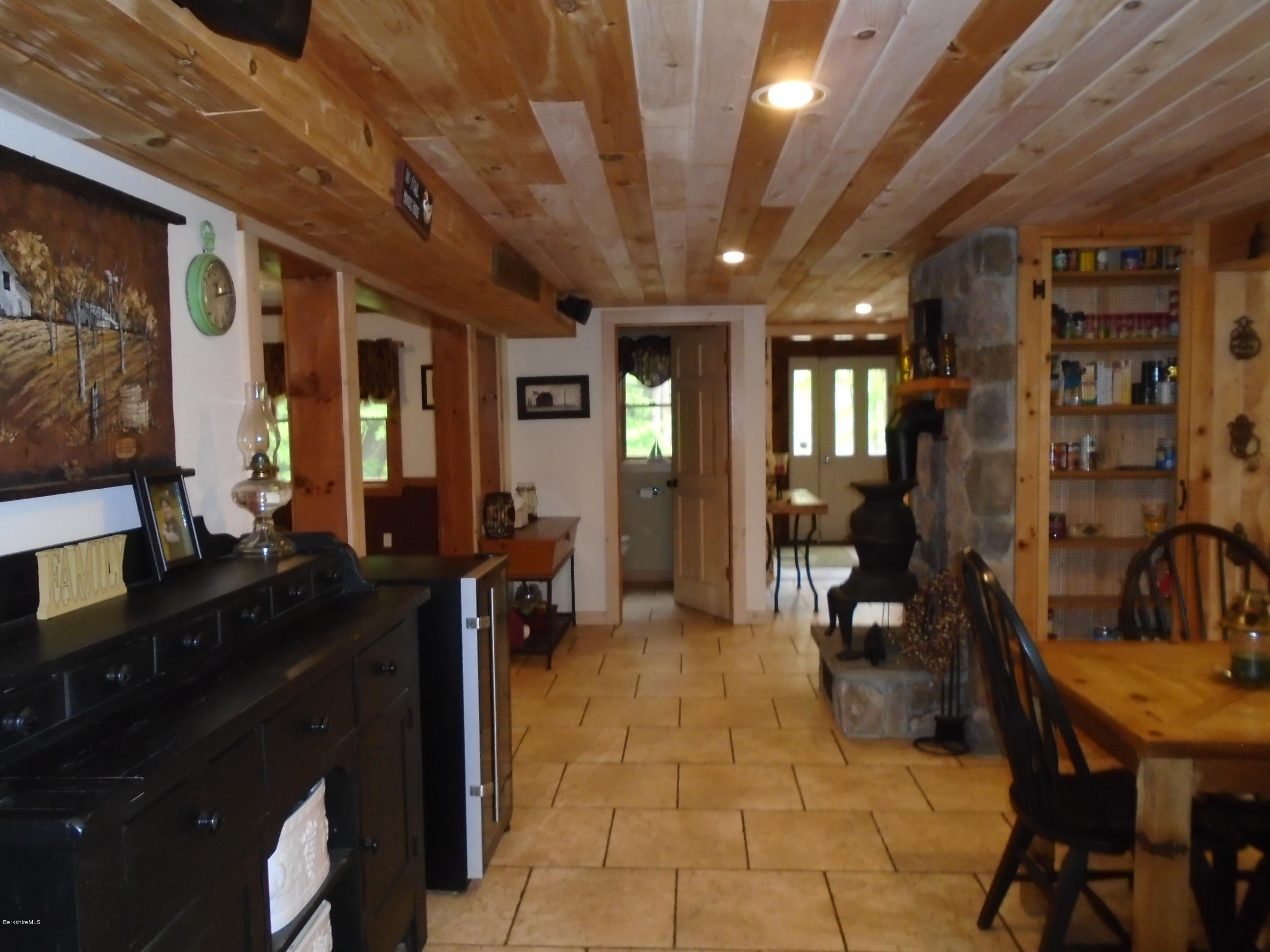 1350 South Main Road Otis, MA 01253 - Photo 19 of 56 a view of a livingroom with furniture and a livingroom