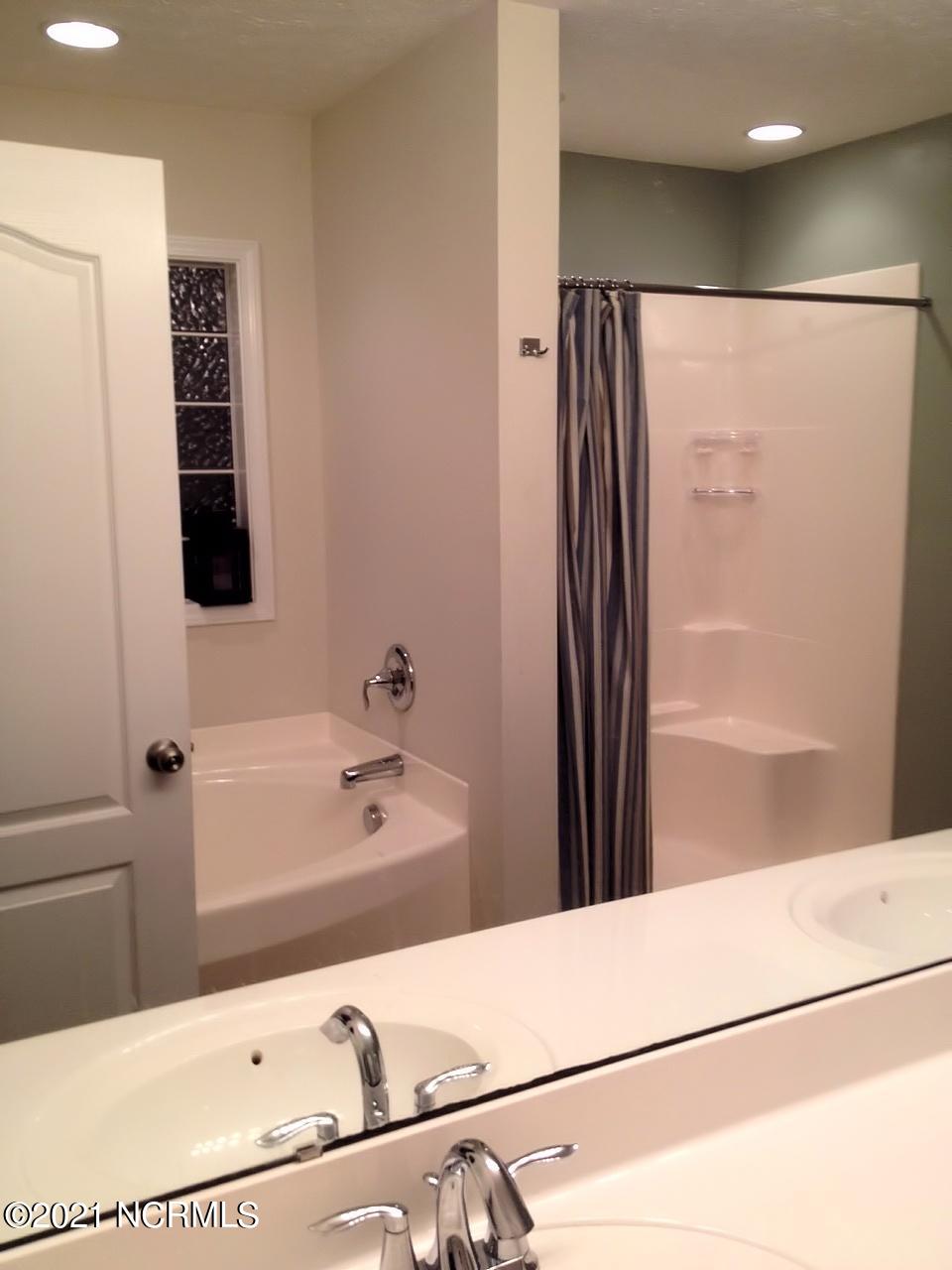 280 Station House Road New Bern, NC 28562 - Photo 14 of 33 Master Bath