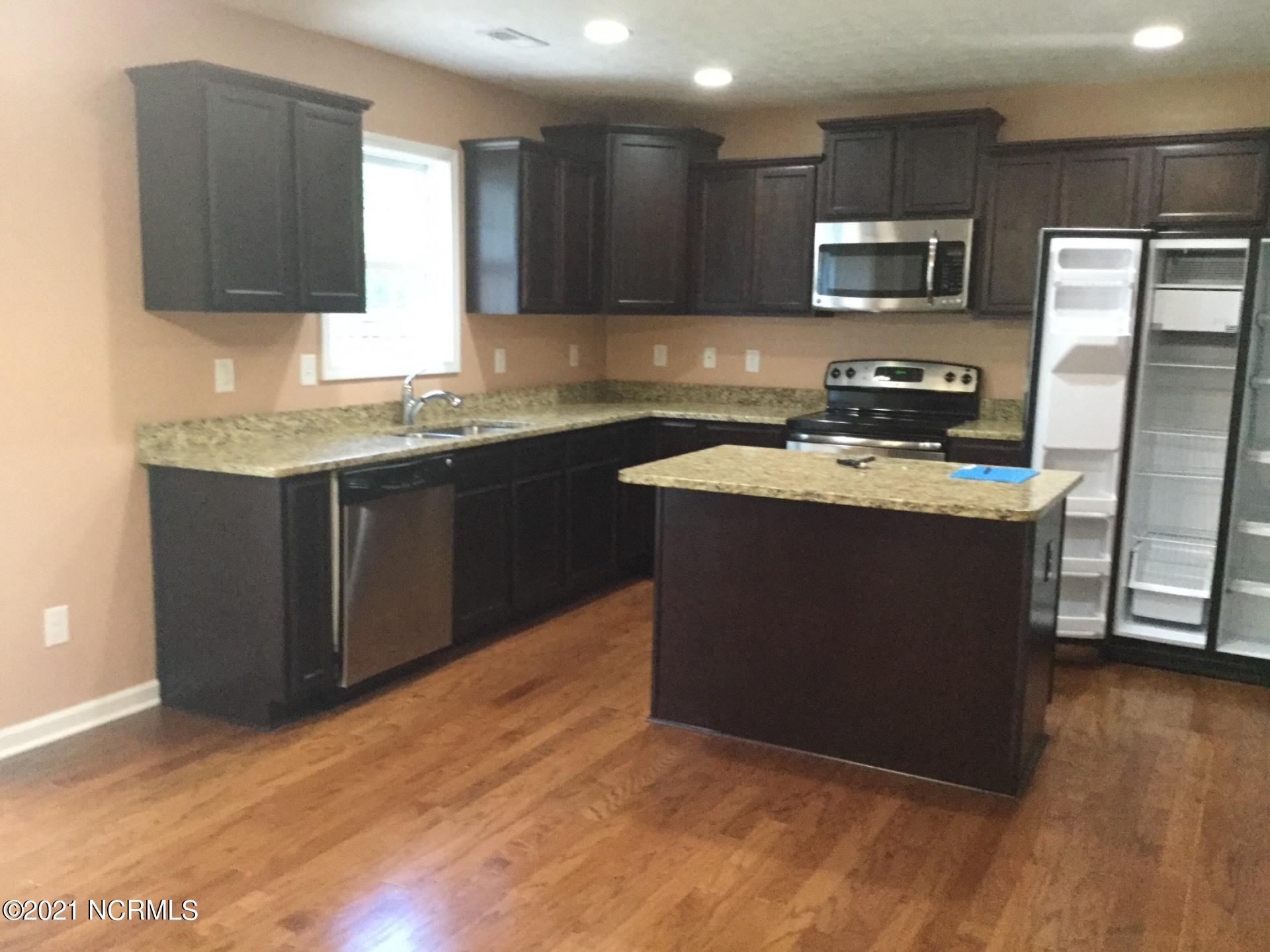 280 Station House Road New Bern, NC 28562 - Photo 5 of 33 Kitchen