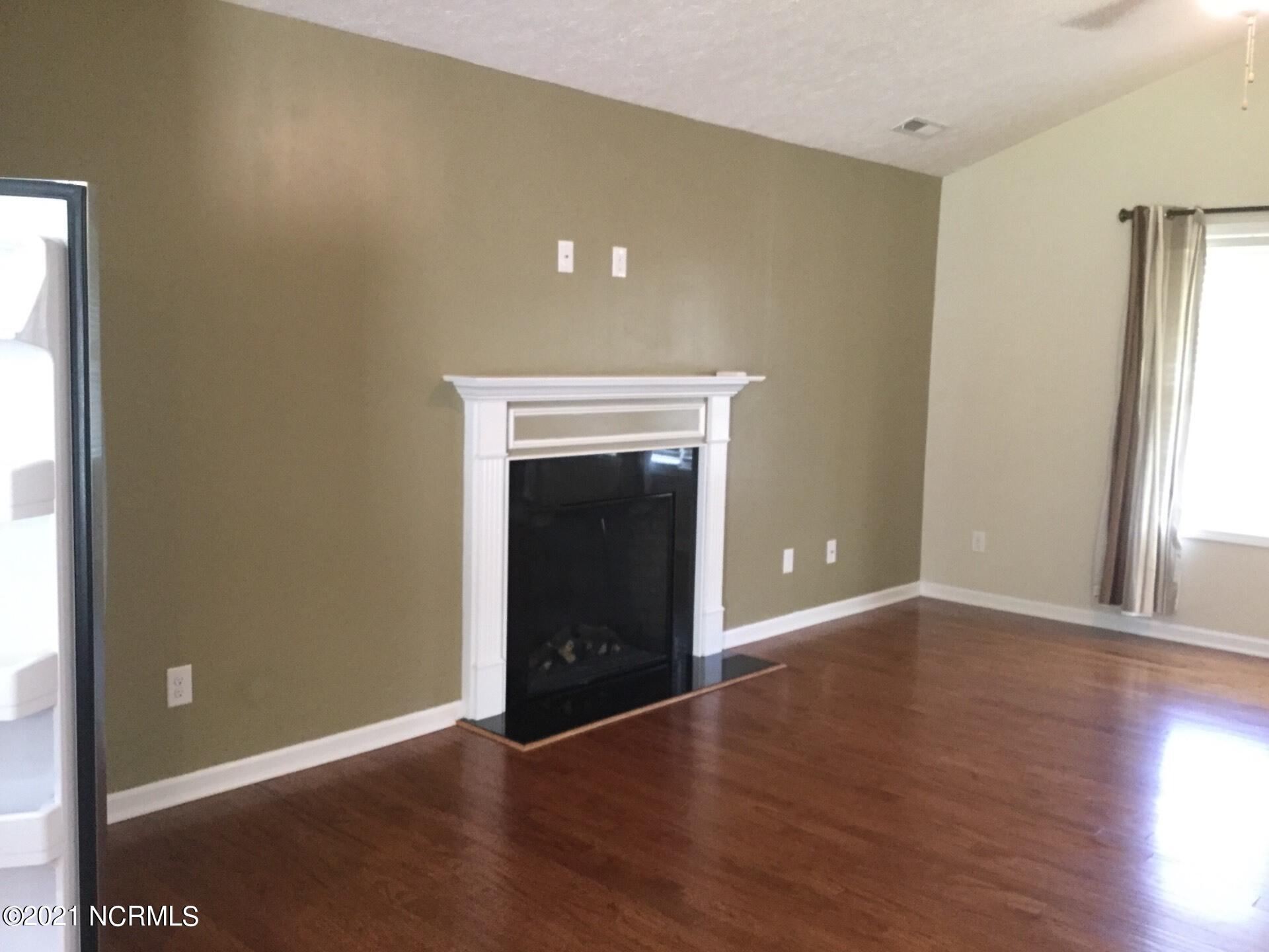 280 Station House Road New Bern, NC 28562 - Photo 7 of 33 Living Room FP