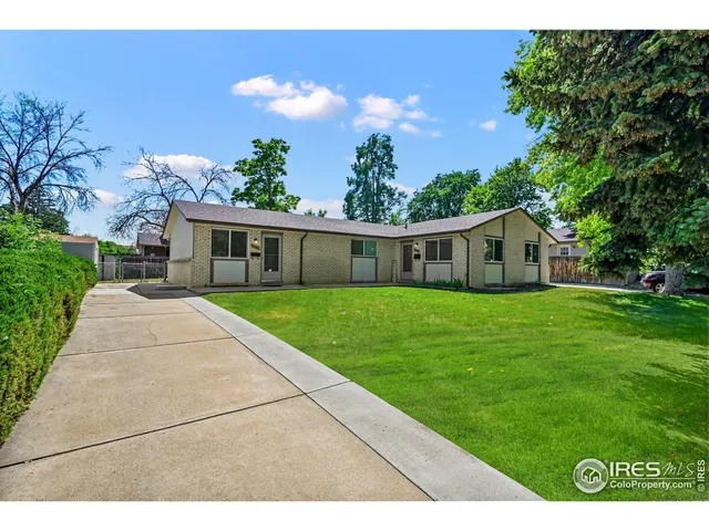a view of house with a yard