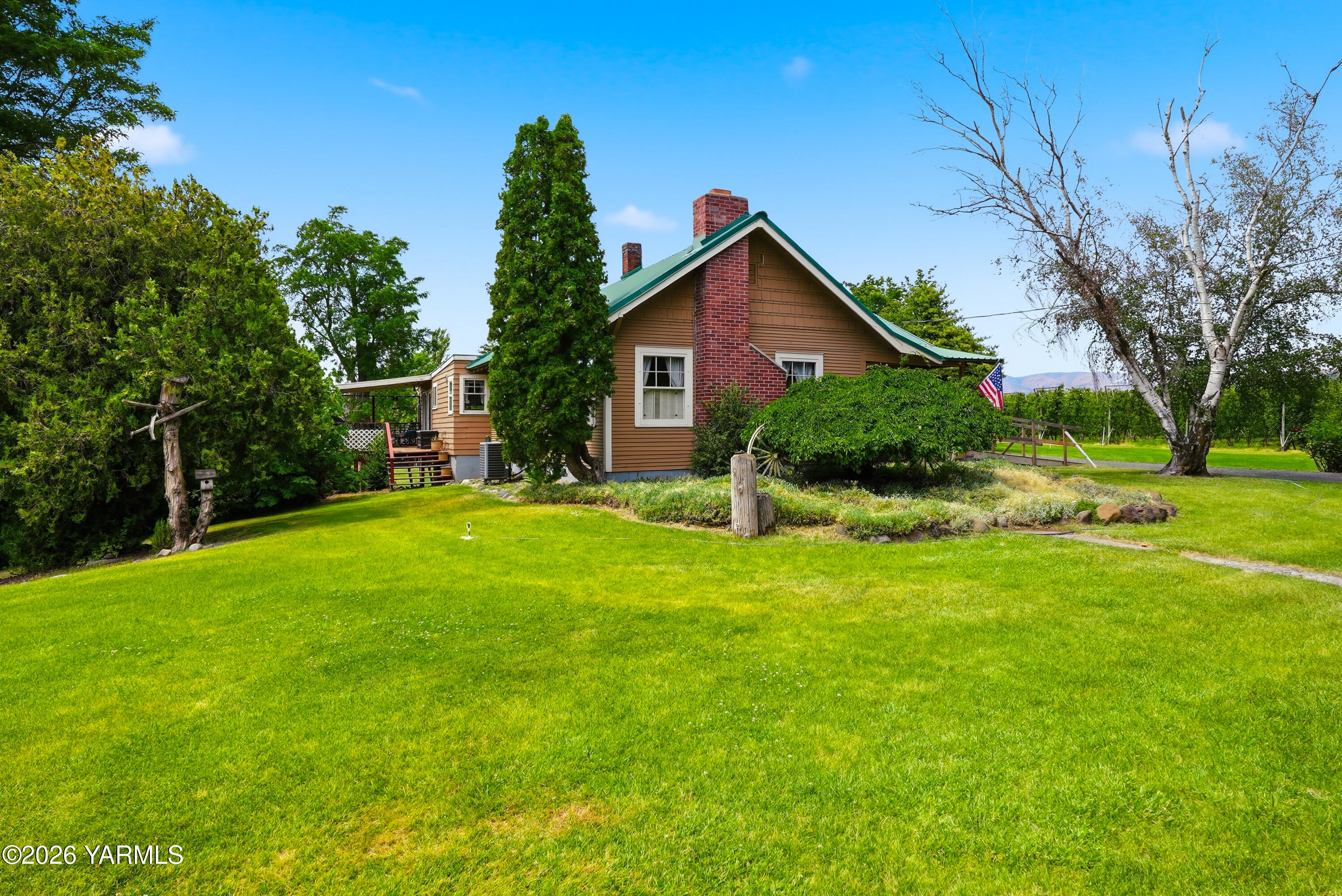 690 North Gleed Road Naches, WA 98937 - Photo 3 of 60 a view of backyard of house with green space