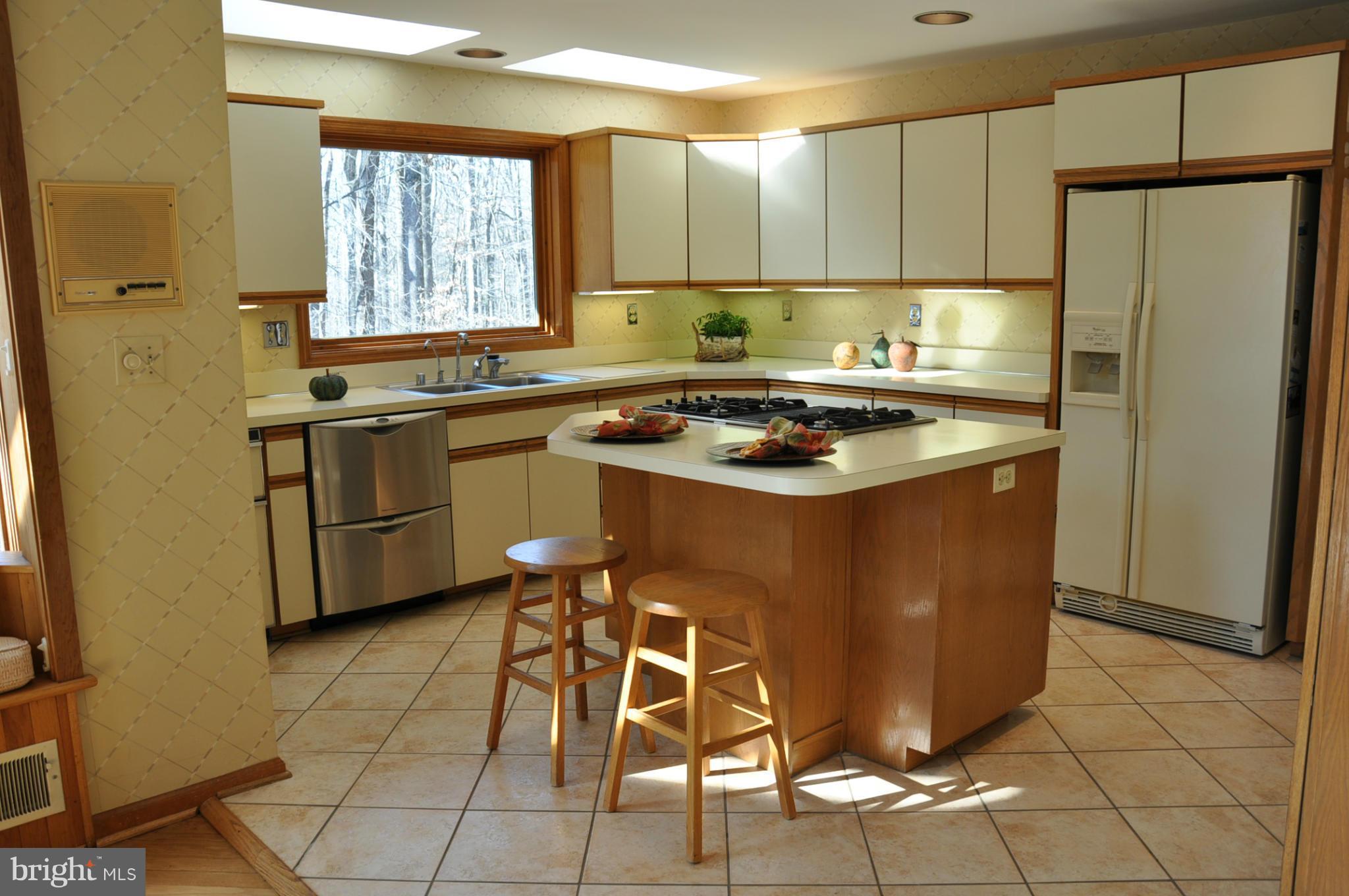 15801 River Road Germantown, MD 20874 - Photo 22 of 28 Kitchen