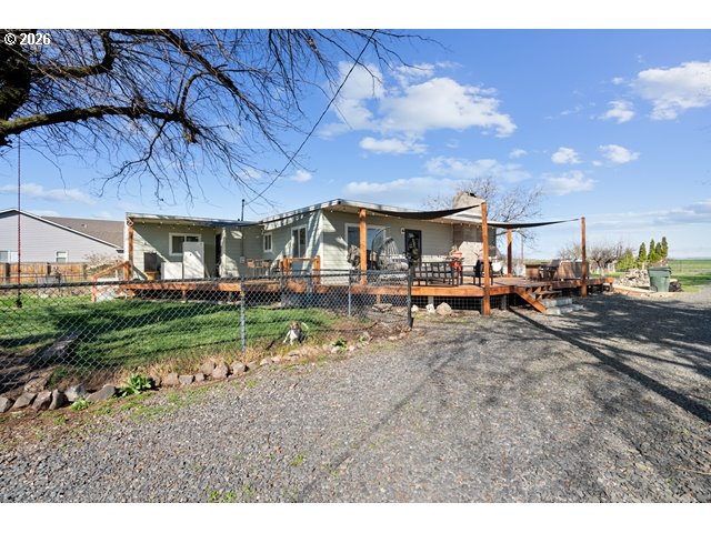 526 East Punkin Center Road Hermiston, OR 97838 - Photo 3 of 48 a view of a house with backyard and porch