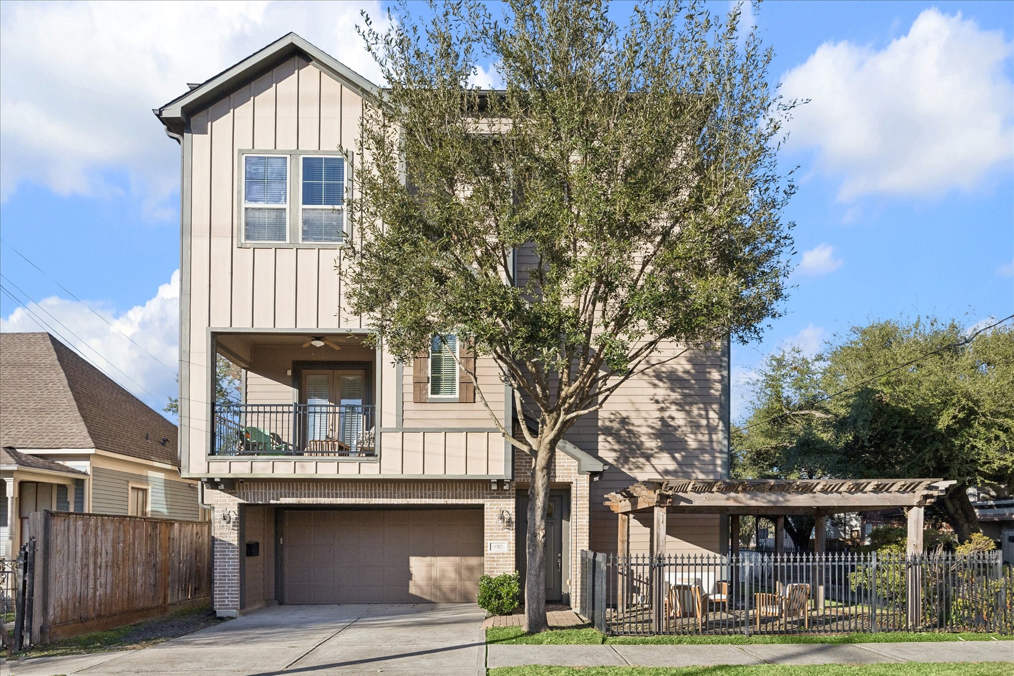 1702 Shearn Street Houston, TX 77007 - Photo 1 of 31 Located in the heart of the Arts District. Just steps from the hike/bike trail with direct access to Downtown, the Heights, and beyond!