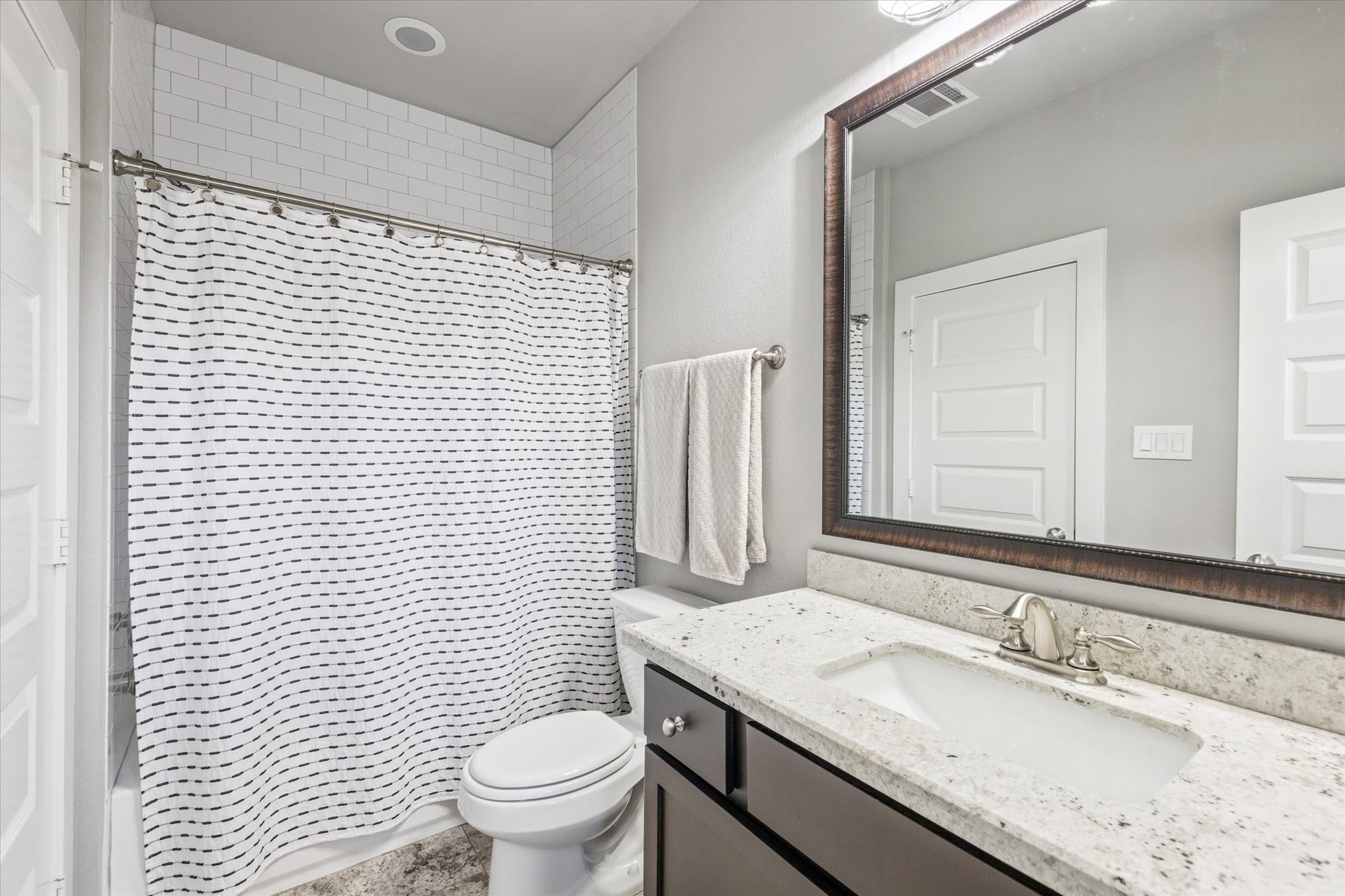 1702 Shearn Street Houston, TX 77007 - Photo 21 of 31 Ensuite bath for secondary bedroom with a shower/tub combo.