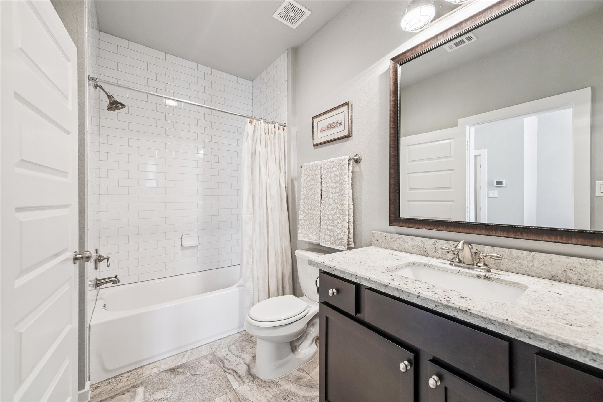 1702 Shearn Street Houston, TX 77007 - Photo 24 of 31 Ensuite bath on the 1st floor with a shower/ tub combo.
