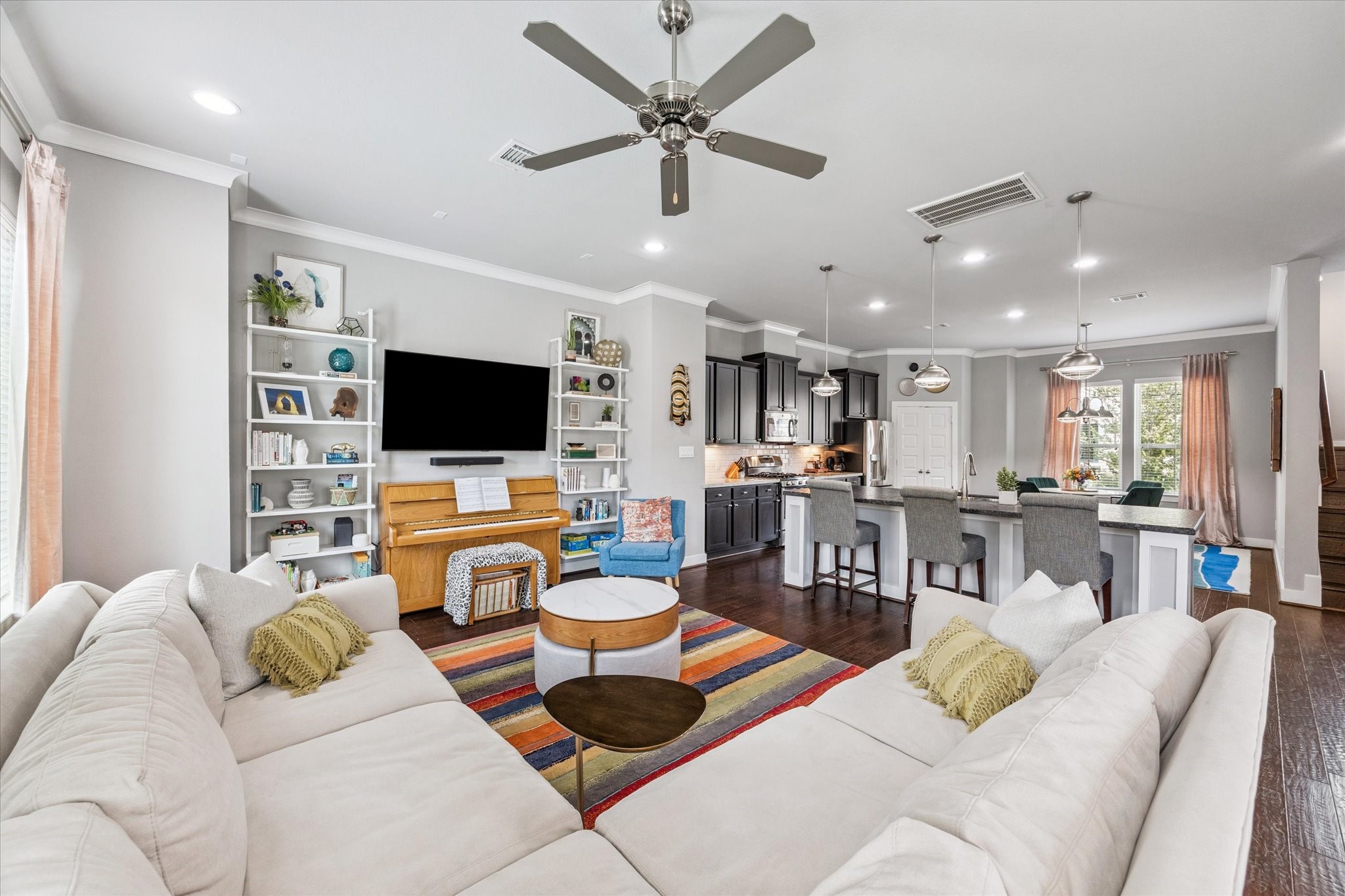 1702 Shearn Street Houston, TX 77007 - Photo 3 of 31 Spacious living room to sit back and relax with loved ones.