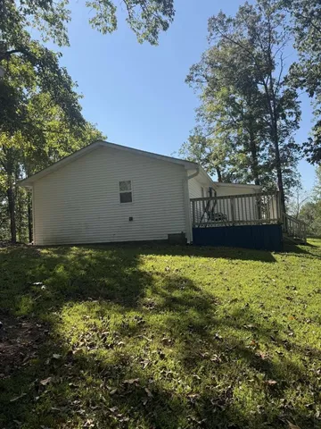 a view of a backyard
