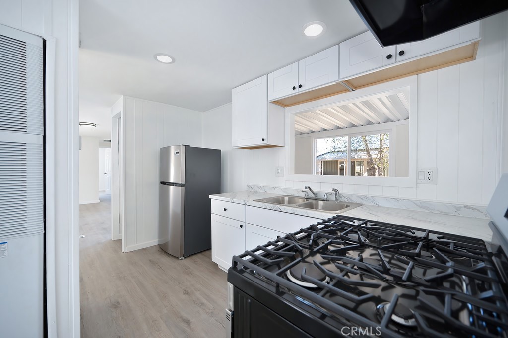 26455 Paradise Valley Road, Unit 85 Warner Springs, CA 92086 - Photo 20 of 36 a kitchen with a stove and a refrigerator
