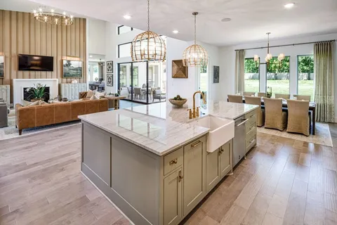 a large kitchen with kitchen island a large island in it