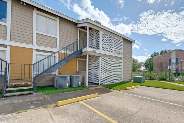$1,000 | 12507 Ashford Meadow Drive, Unit A, Houston, TX 77082