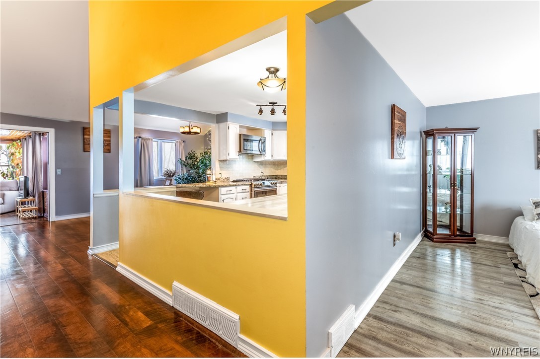 4788 Mapleton Road Pendleton, NY 14094 - Photo 7 of 38