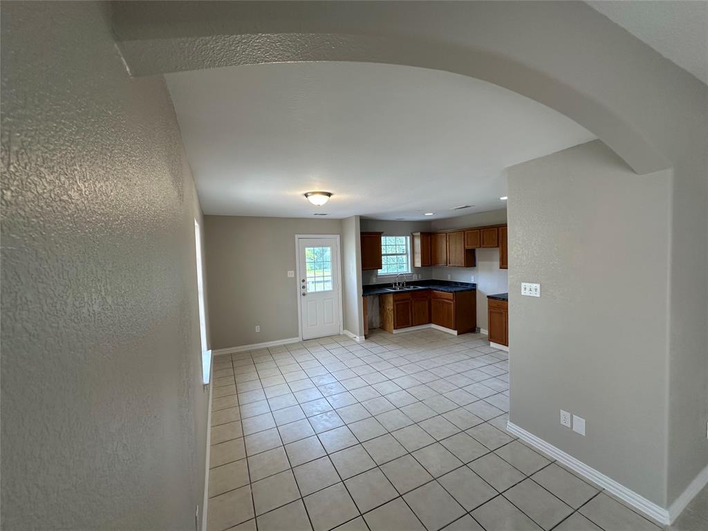 1160 South Beltline Road Dallas, TX 75253 - Photo 7 of 18 a view of kitchen with microwave and cabinets