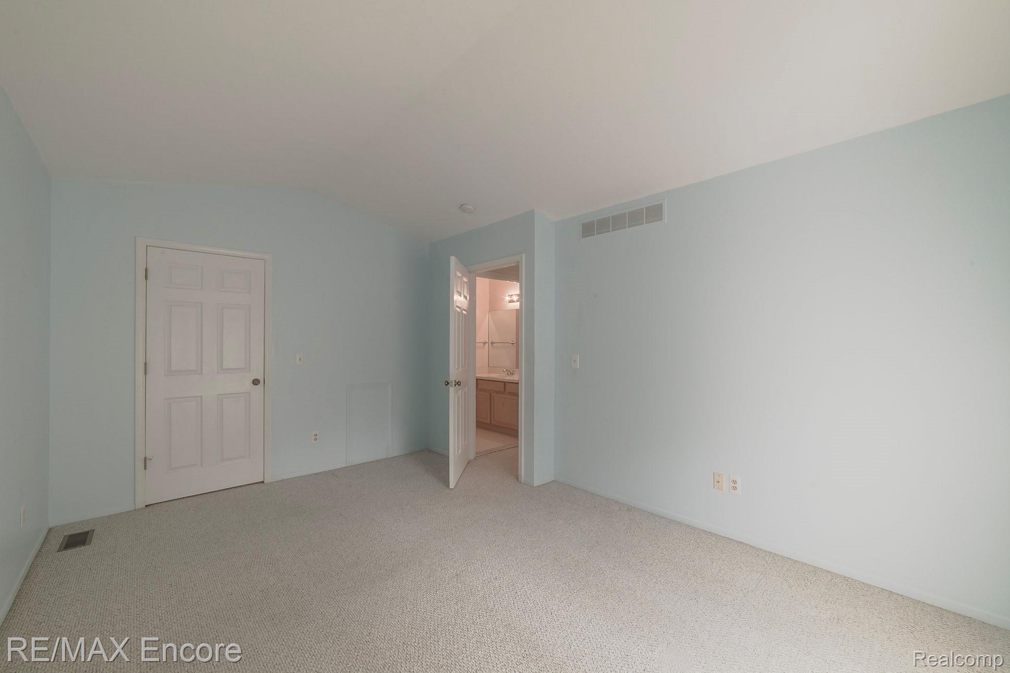 90 Pine Tree Ridge, Unit 4 Waterford, MI 48327 - Photo 11 of 18 Master bedroom with walk-in closet.
