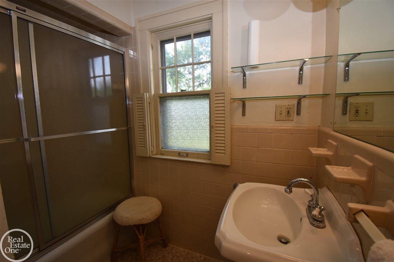 49 Hawthorne Road Grosse Pointe, MI 48236 - Photo 23 of 30 31388913-22.JPG