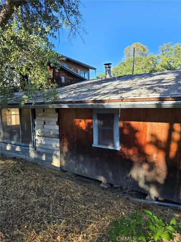 a view of a backyard with plants and outdoor seating