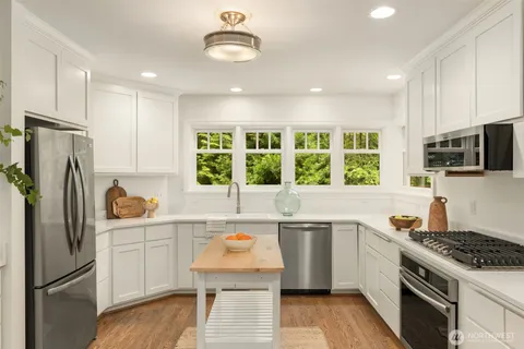 $1,098,000 | 14864 Sivertson Road Northeast, Bainbridge Island, WA 98110