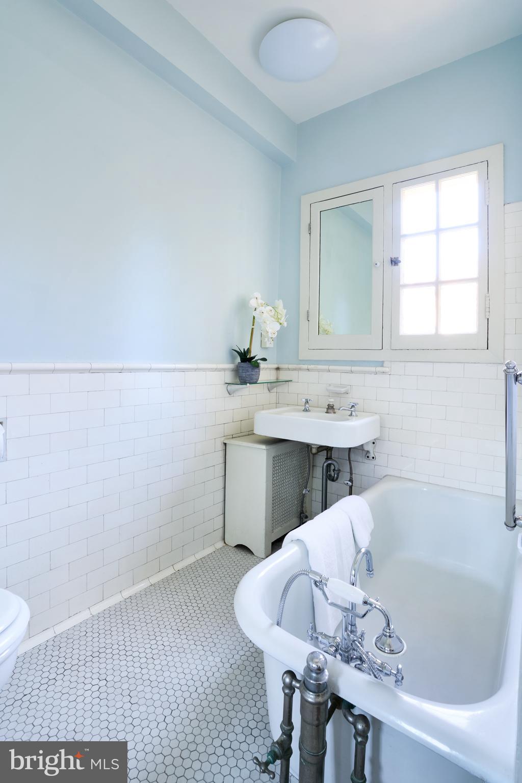 221 Stony Run Lane, Unit J2 Baltimore, MD 21210 - Photo 25 of 31 a bathroom with a bathtub and a sink