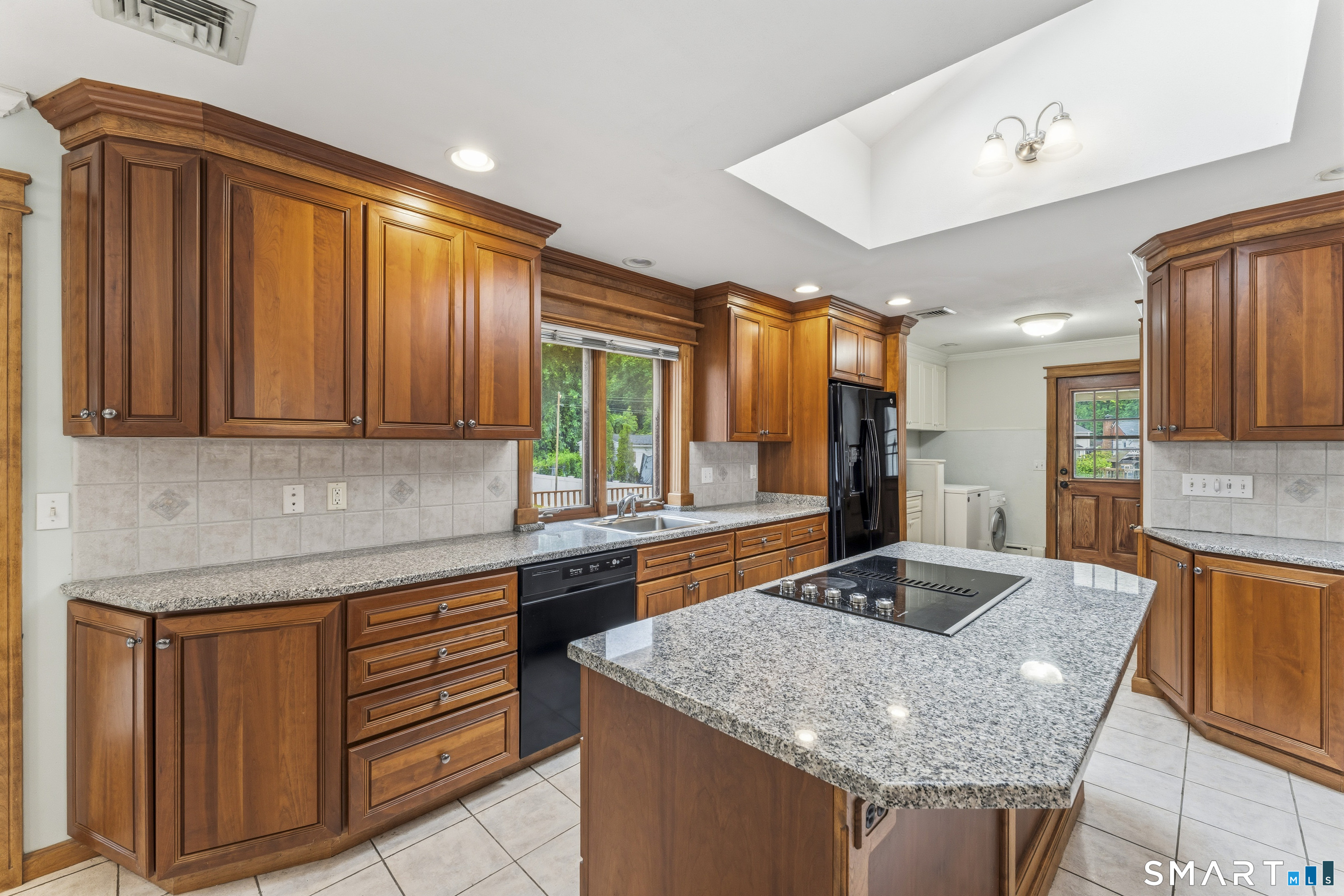 883 Saw Mill Road West Haven, CT 06516 - Photo 12 of 38