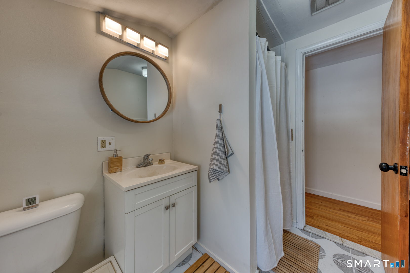 22 Nathans Lane Madison, CT 06443 - Photo 25 of 37 2nd floor full bathroom