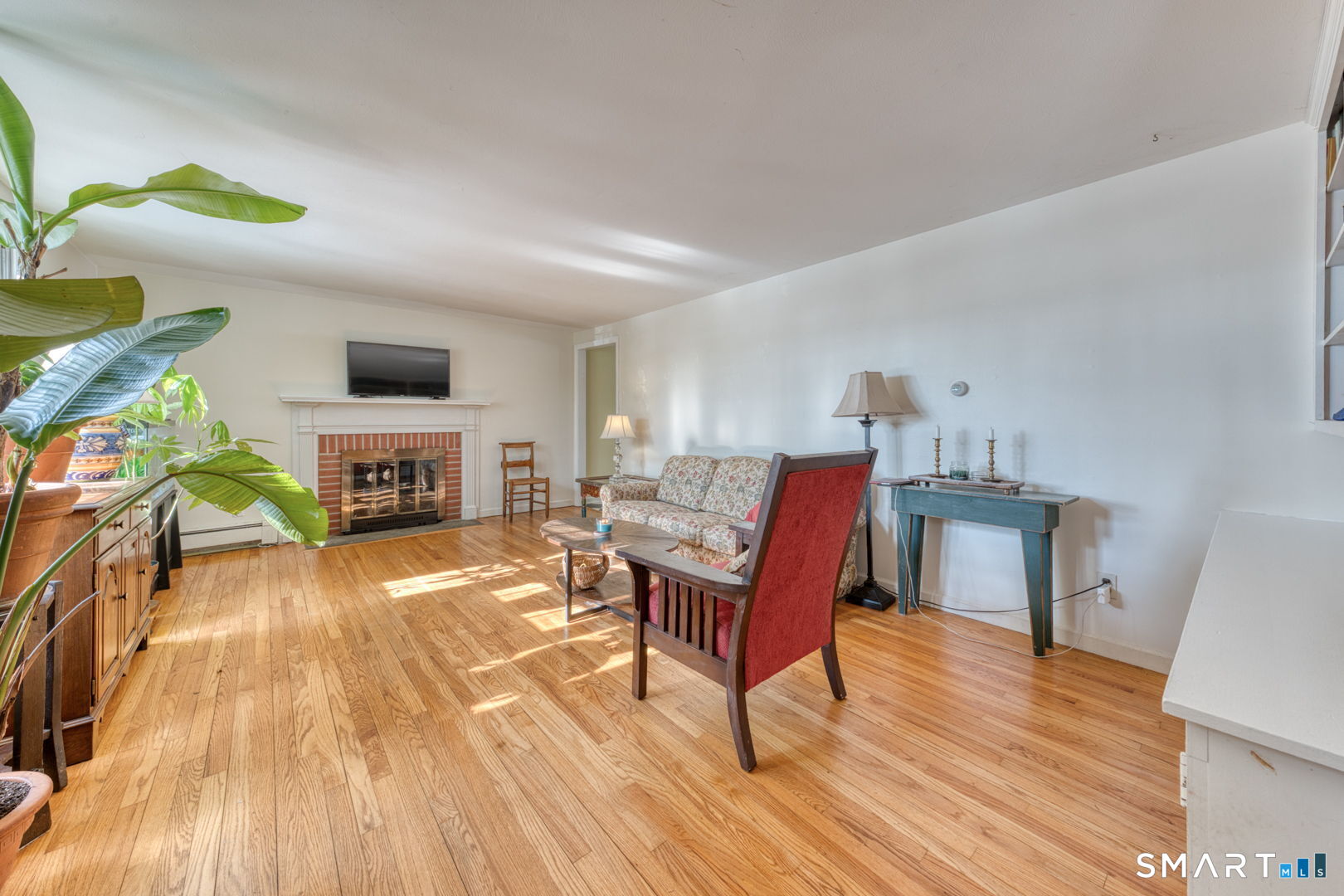 22 Nathans Lane Madison, CT 06443 - Photo 3 of 37 Living Room