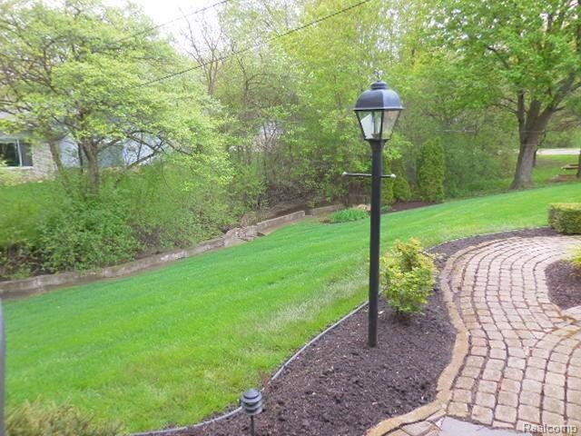 25551 Wykeshire Road Farmington Hills, MI 48336 - Photo 36 of 46