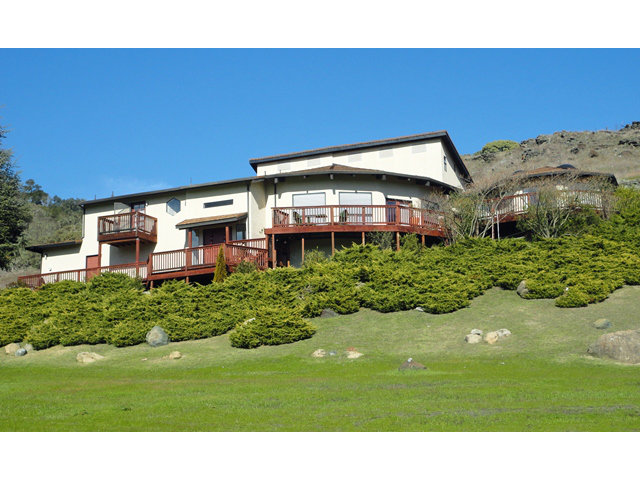 a view of a back yard