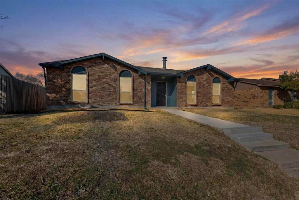8505 Woodside Road Rowlett, TX 75088 - Photo 4 of 40 a front view of a house with a yard