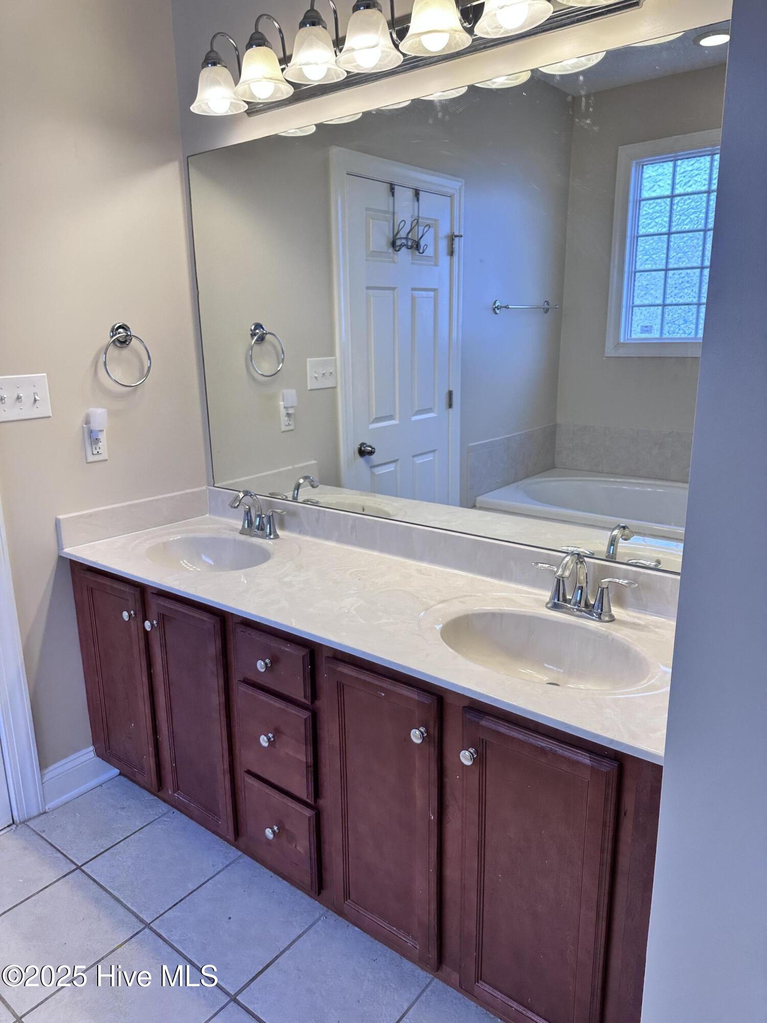 114 Hills Lorough Loop Jacksonville, NC 28546 - Photo 16 of 32 Mstrbath(2)