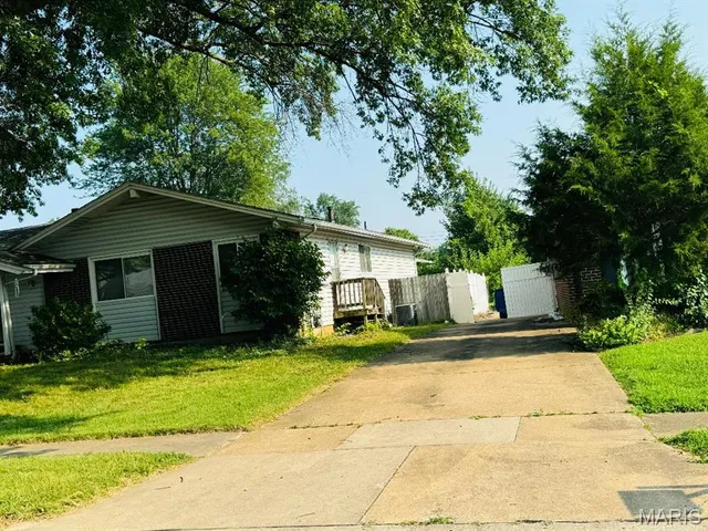 $185,000 | 3092 Wintergreen Drive, Florissant, MO 63033