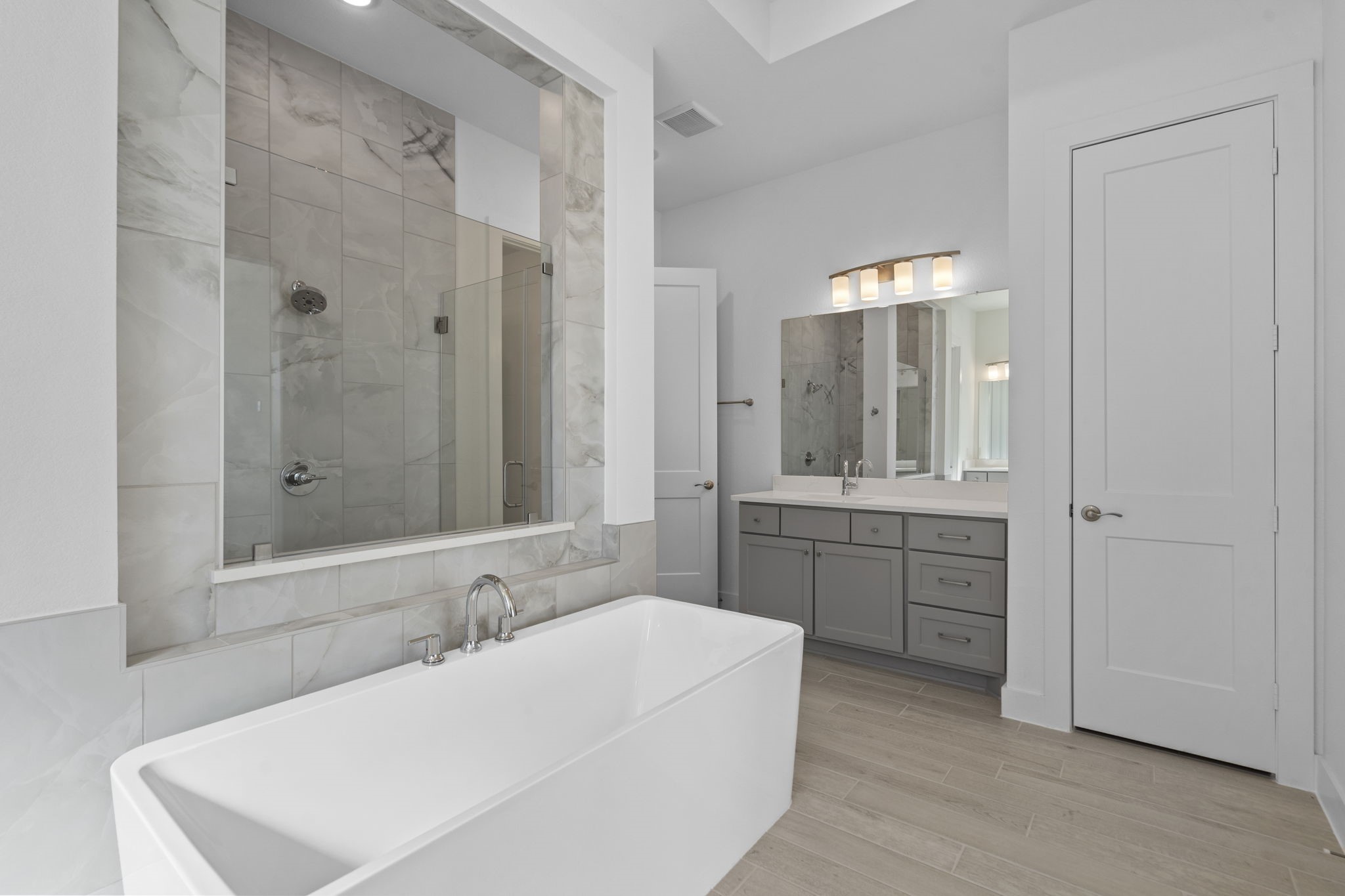 9103 Basilica Lane Manvel, TX 77578 - Photo 15 of 50 a bathroom with a tub a sink and mirror