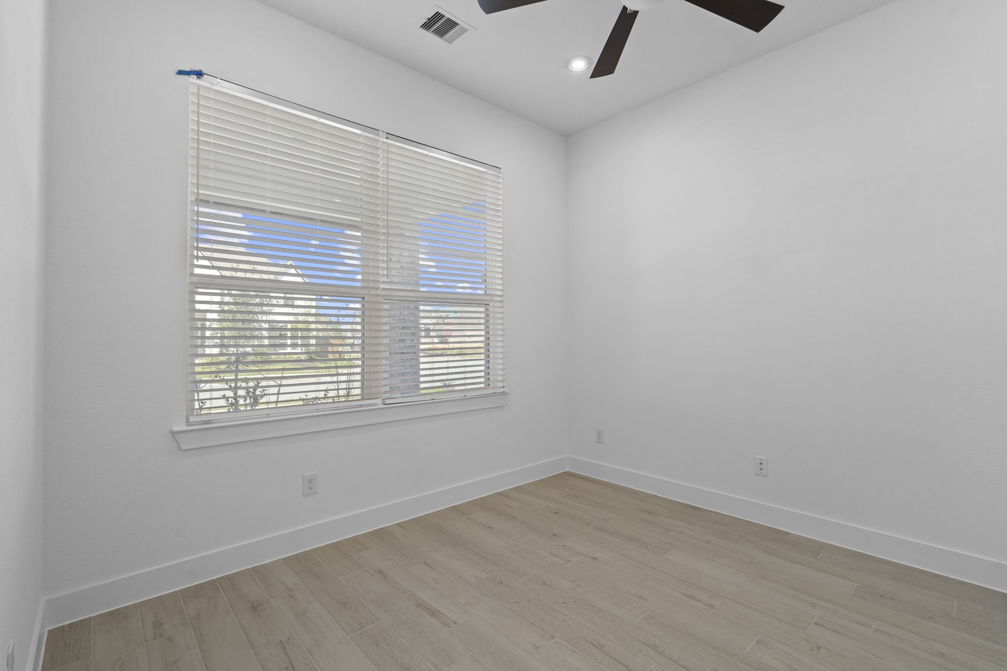9103 Basilica Lane Manvel, TX 77578 - Photo 19 of 50 an empty room with a window